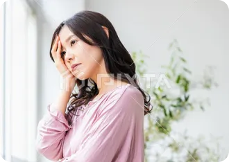 悩む美容師