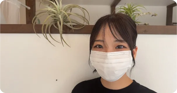 インタビューを受ける女性