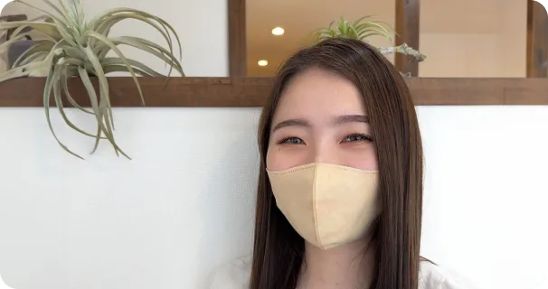 インタビューを受ける女性