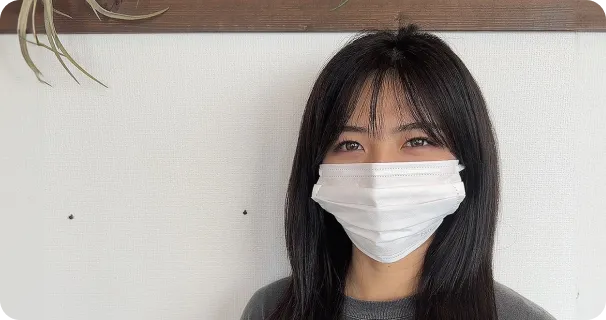 インタビューを受ける女性
