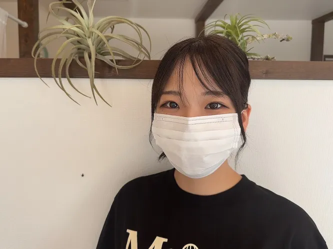 インタビューを受ける女