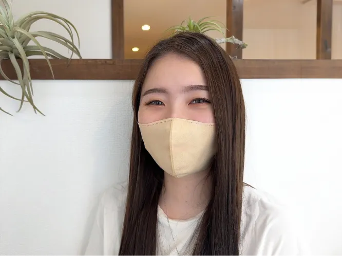 インタビューを受ける女