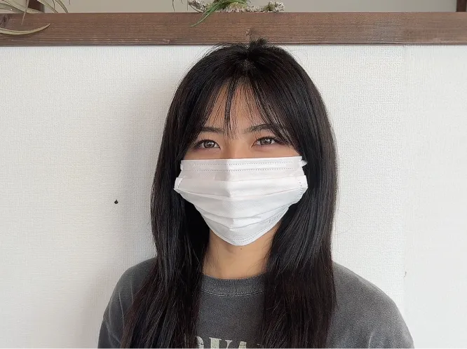 インタビューを受ける女